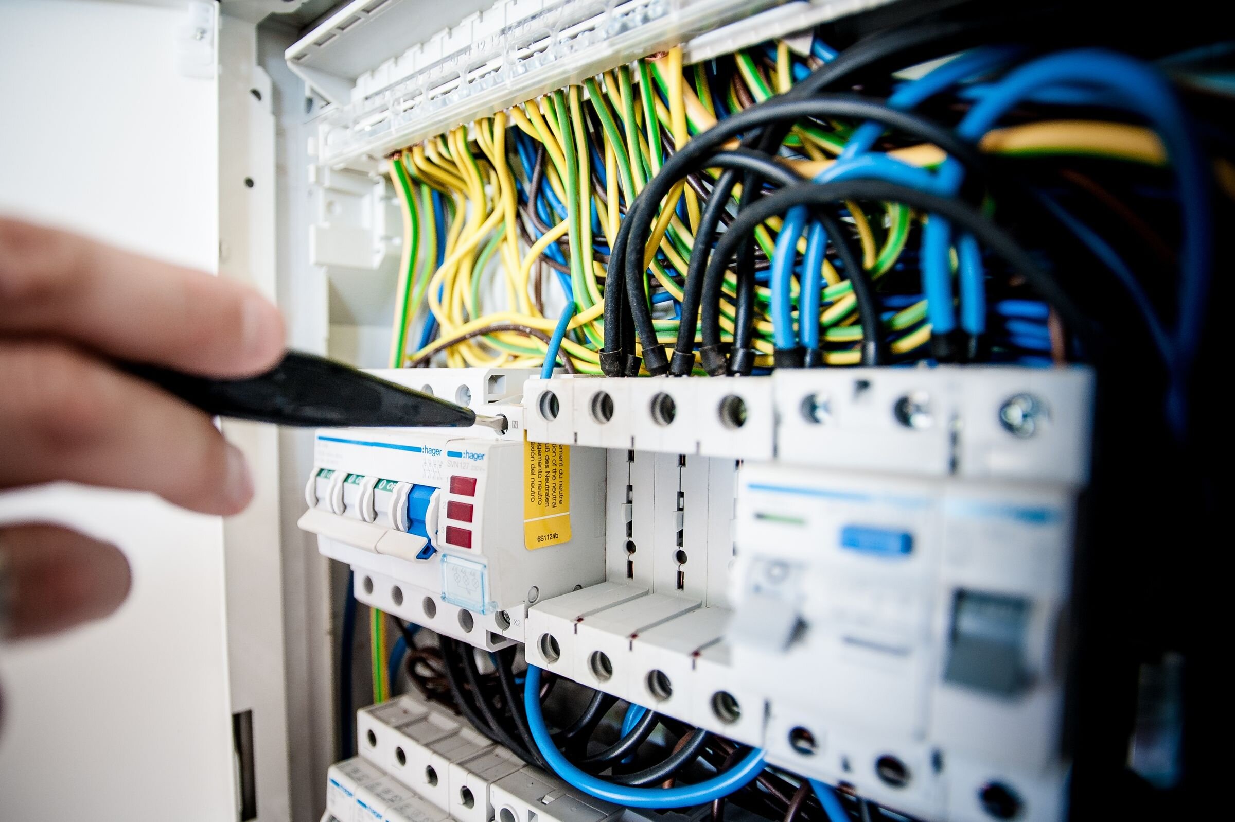 Elektroarbeit an einer Verteileranlage — Referenzmotiv